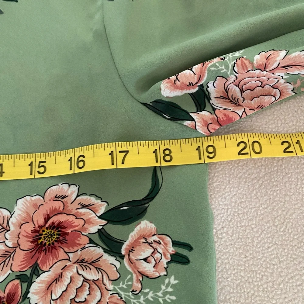 LOFT Sage Green Floral V-Neck Blouse XS - Picture 8 of 9